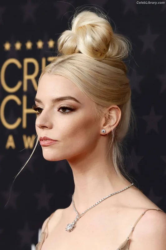 Anya Taylor-Joy photo 1 of 1440