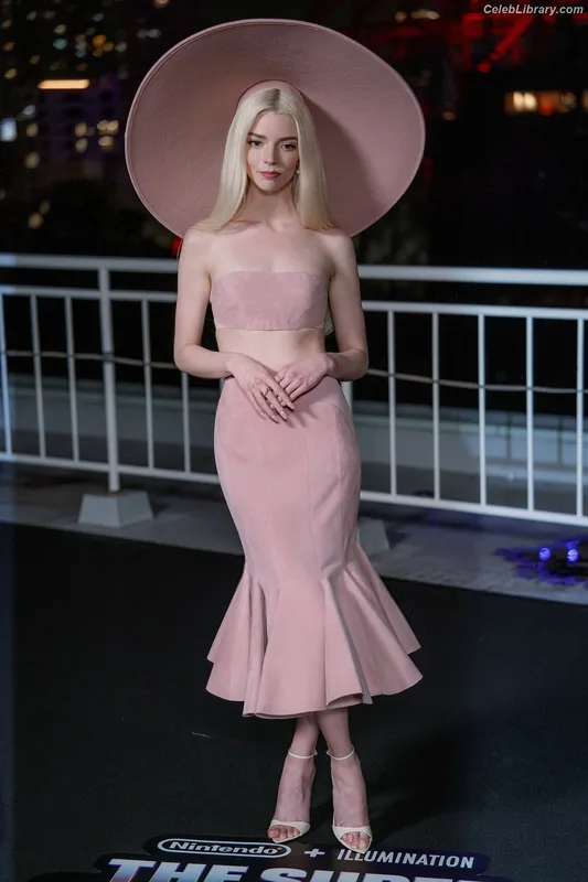 Anya Taylor-Joy photo 2 of 1440