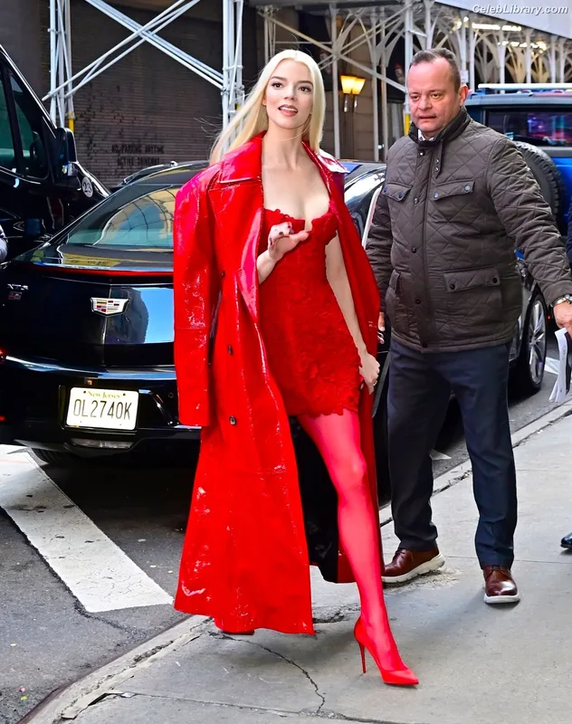 Anya Taylor-Joy photo 1 of 1440