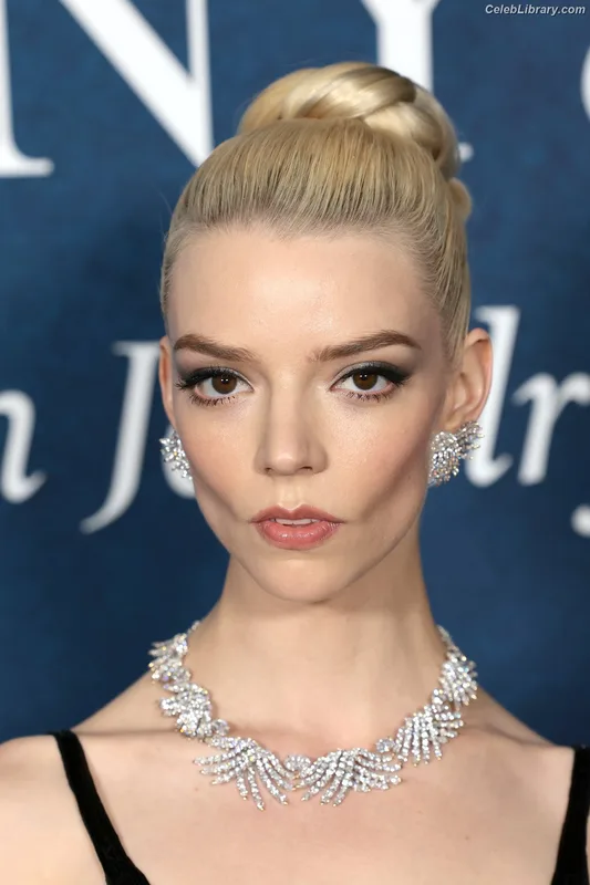 Anya Taylor-Joy photo 1 of 1440