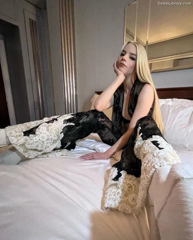 Anya Taylor-Joy photo 17 of 1440