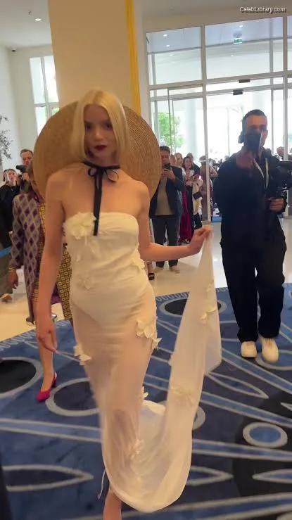 Anya Taylor-Joy photo 5 of 1440