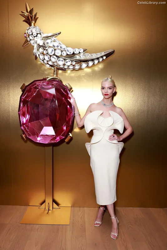 Anya Taylor-Joy photo 17 of 1440