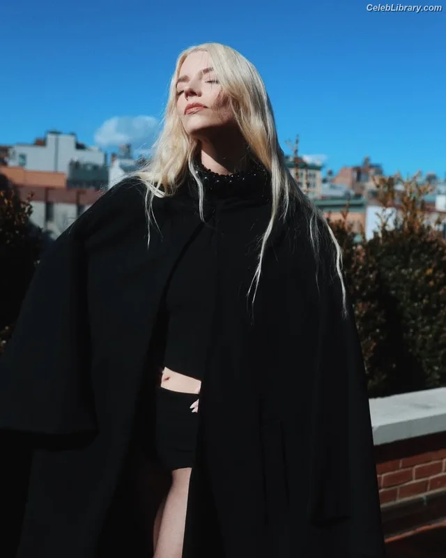 Anya Taylor-Joy photo 3 of 1440