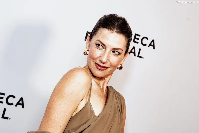 Ari Graynor photo 8 of 83