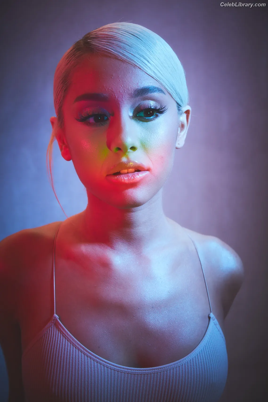 Ariana Grande photo 18 of 3117