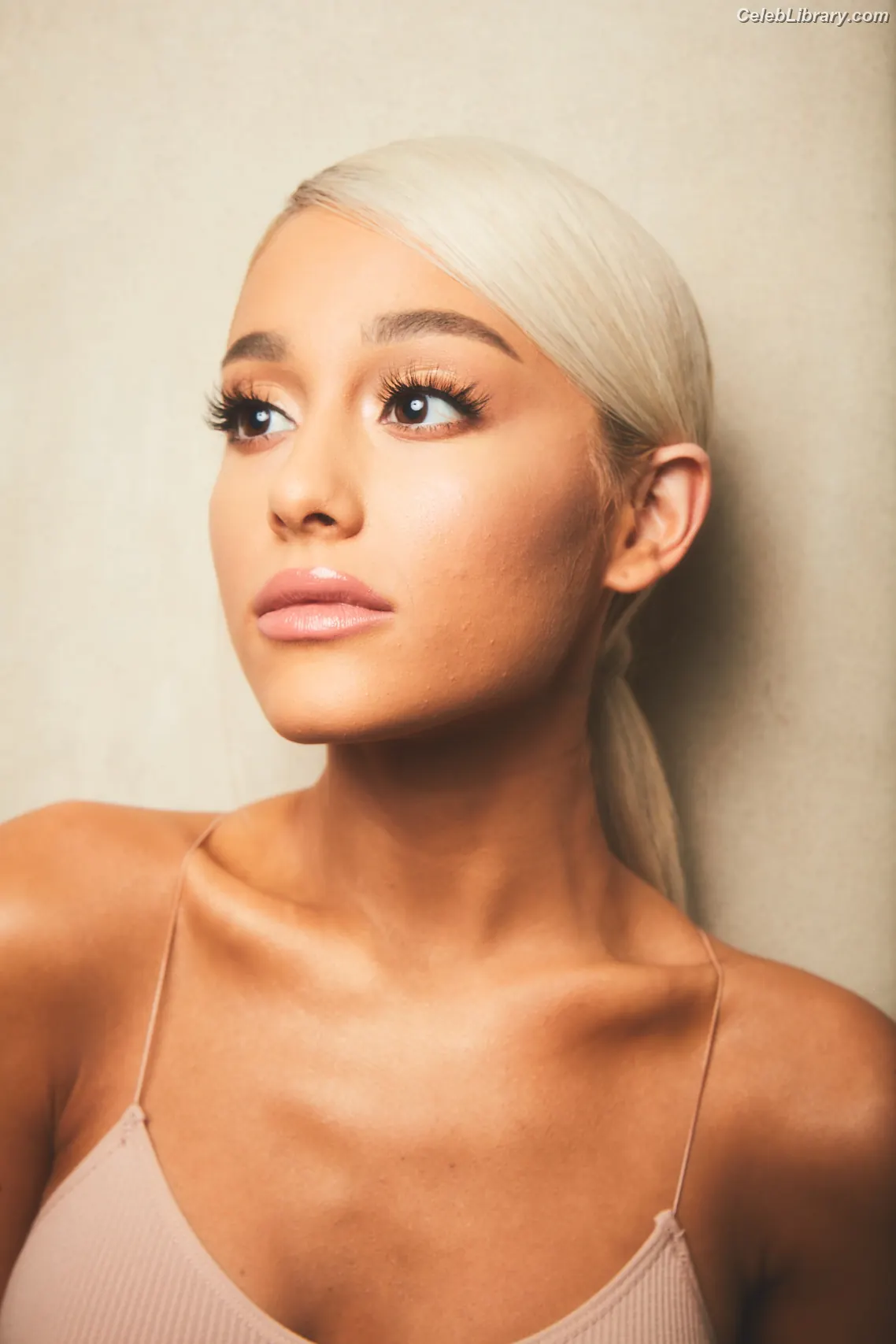 Ariana Grande photo 6 of 3117