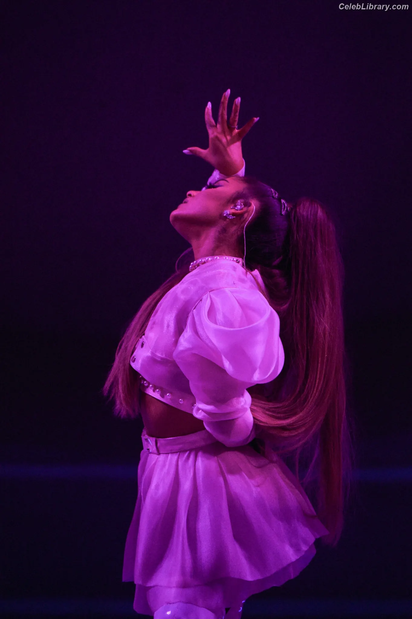Ariana Grande photo 5 of 3117