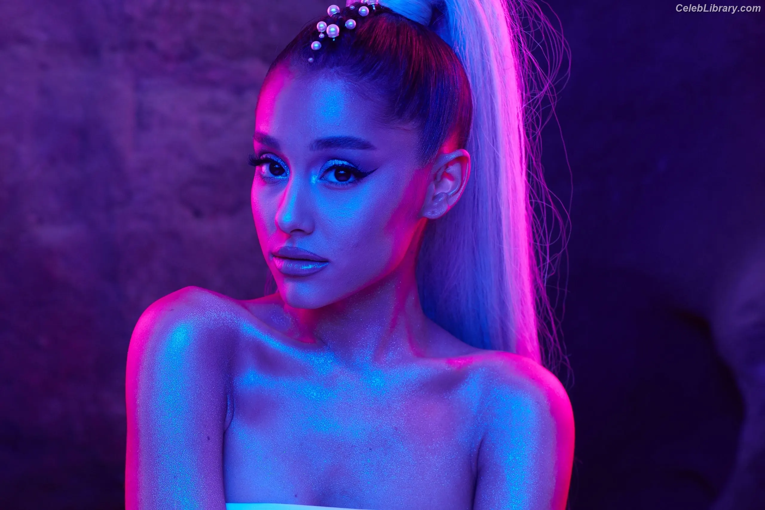 Ariana Grande photo 7 of 3117