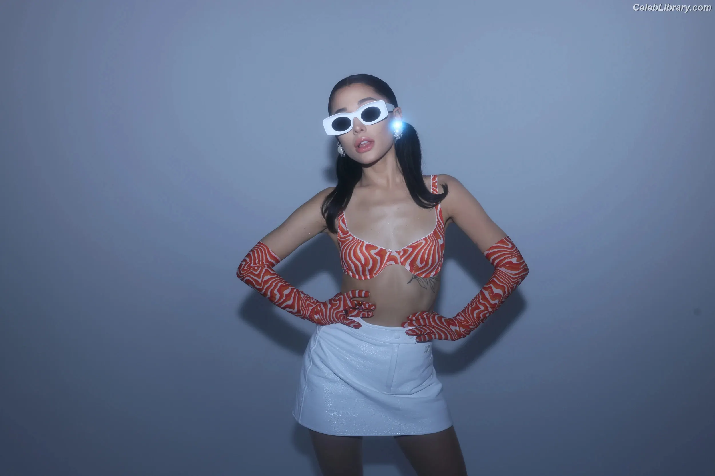 Ariana Grande photo 4 of 3117