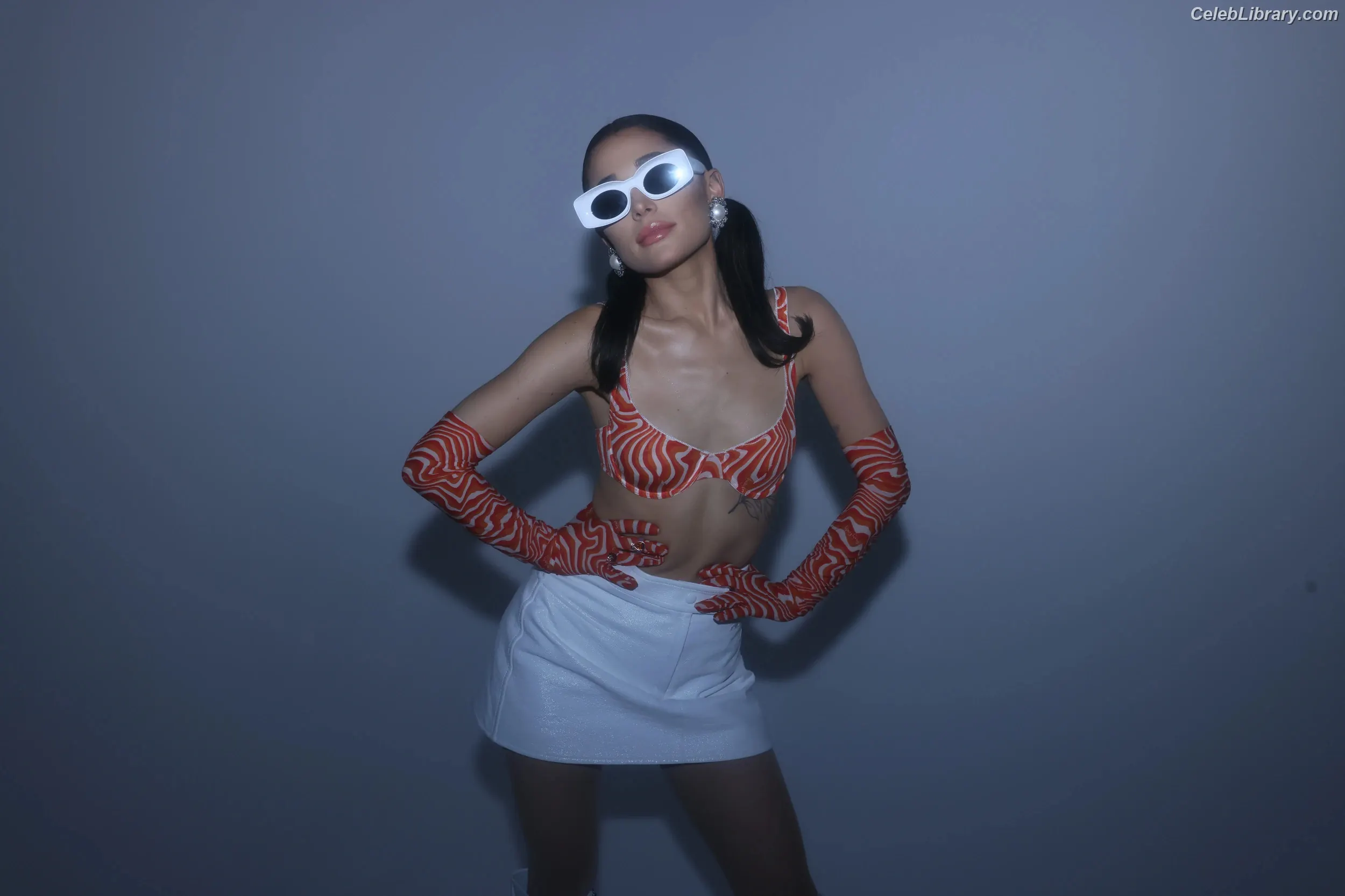 Ariana Grande photo 7 of 3117