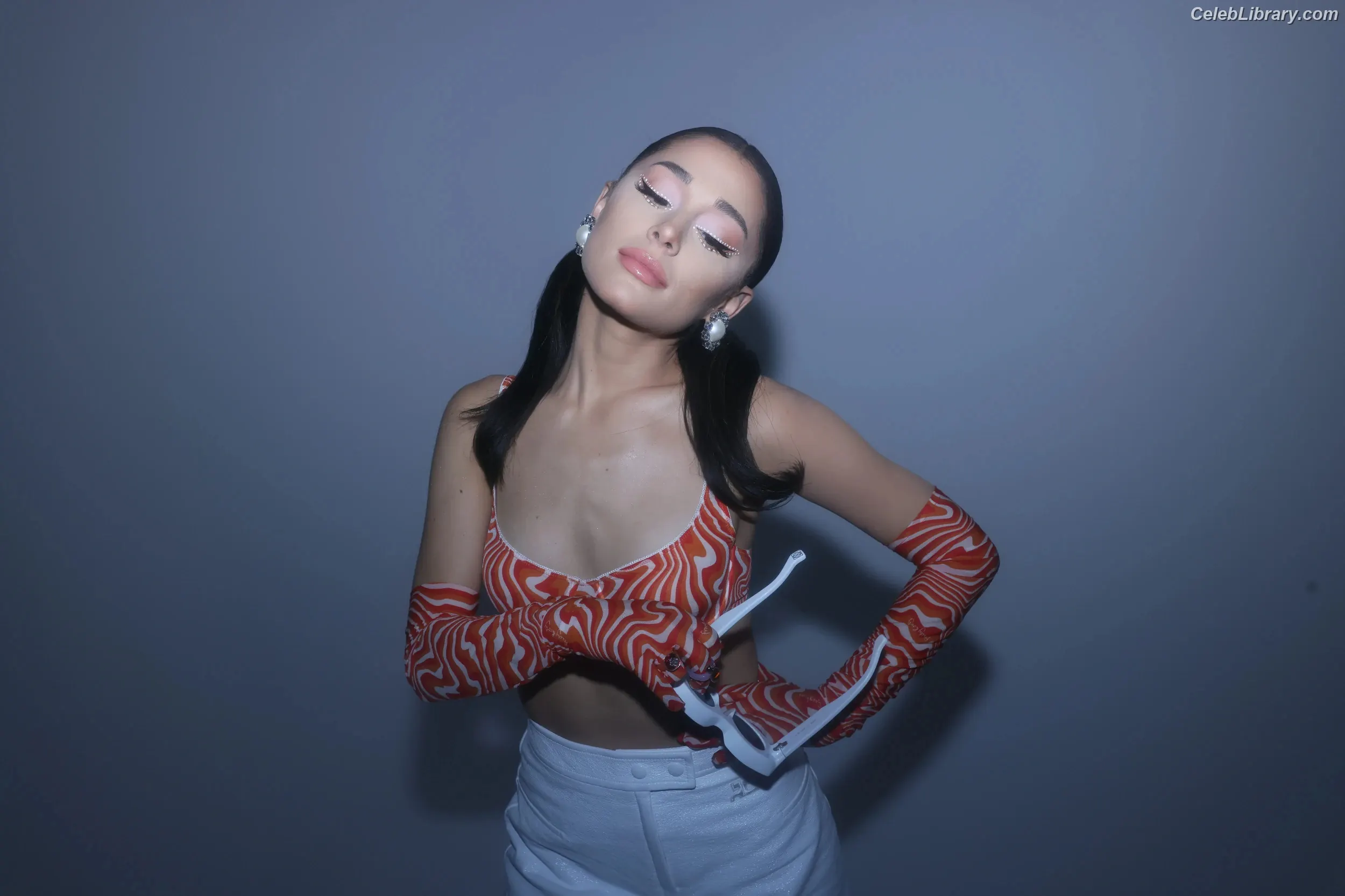Ariana Grande photo 11 of 3117