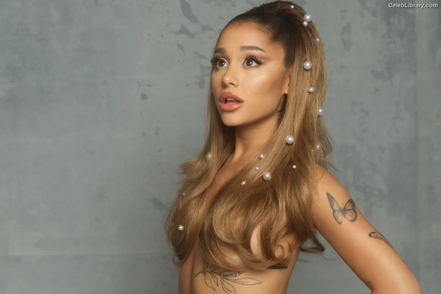 Ariana Grande photo 3 of 3117