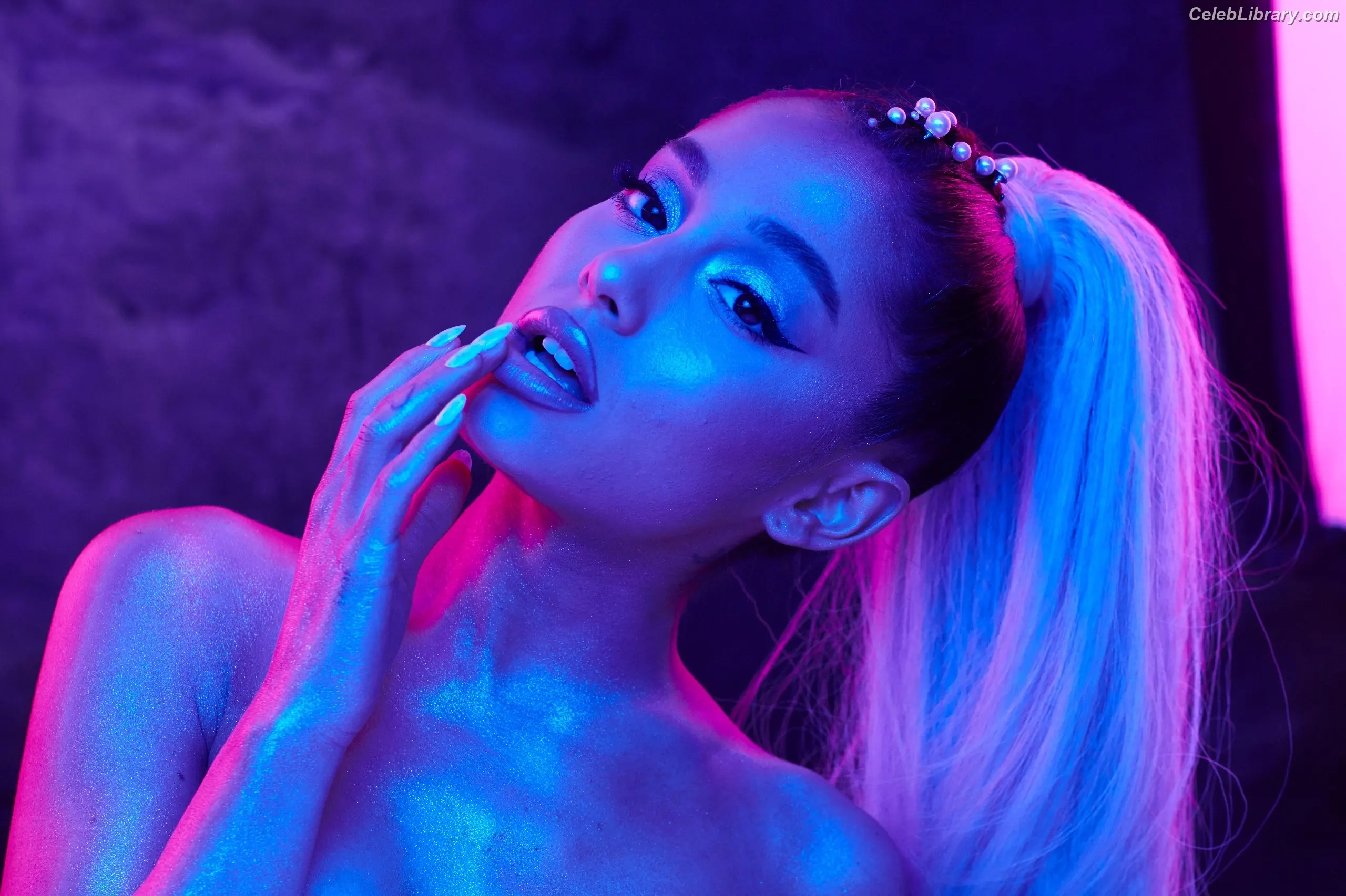 Ariana Grande photo 13 of 3117