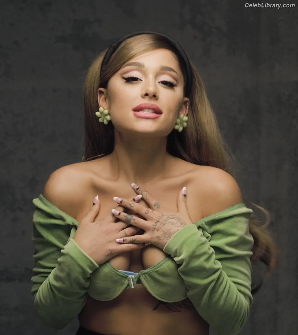 Ariana Grande photo 24 of 3117