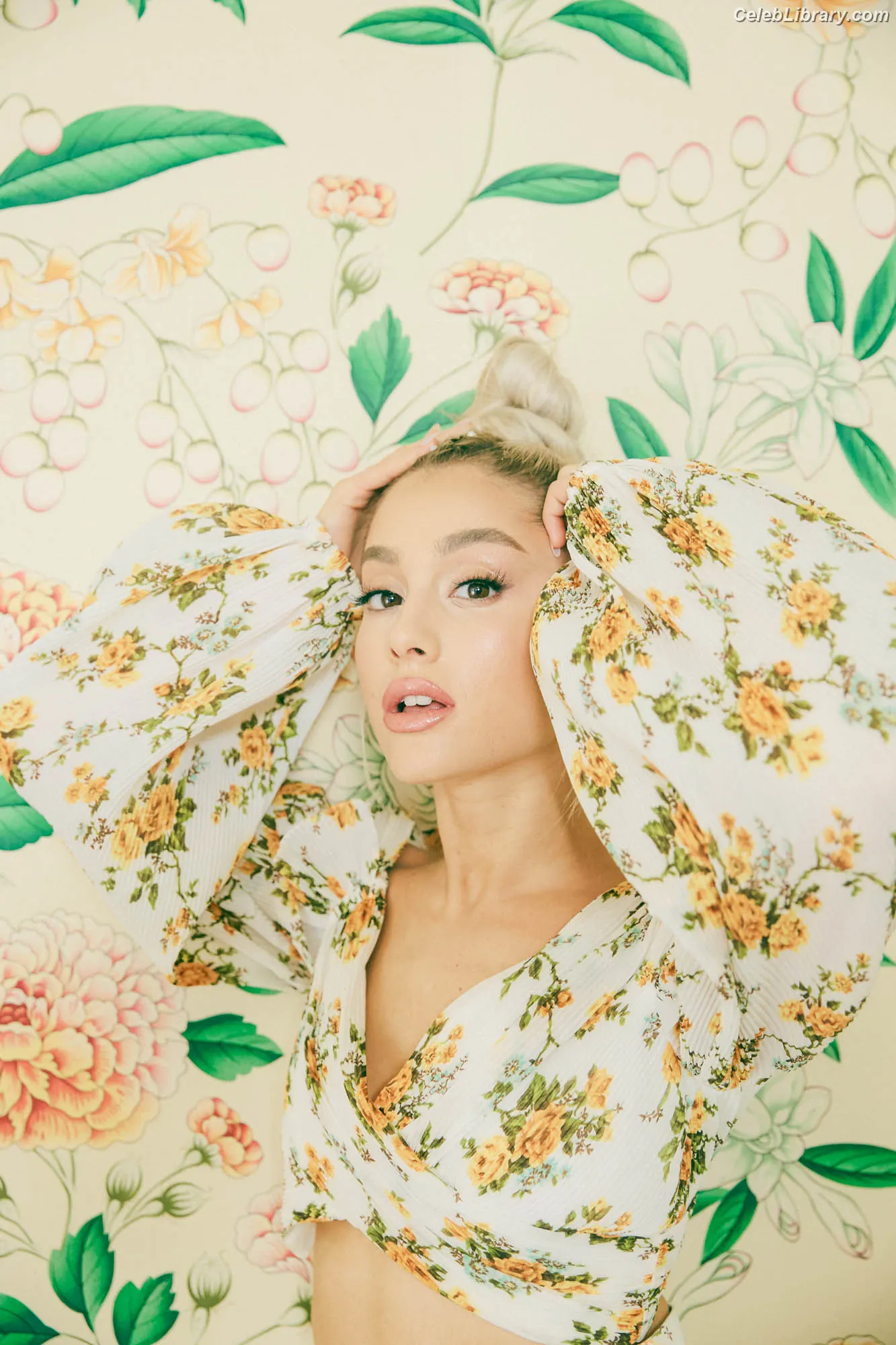 Ariana Grande photo 3 of 3117