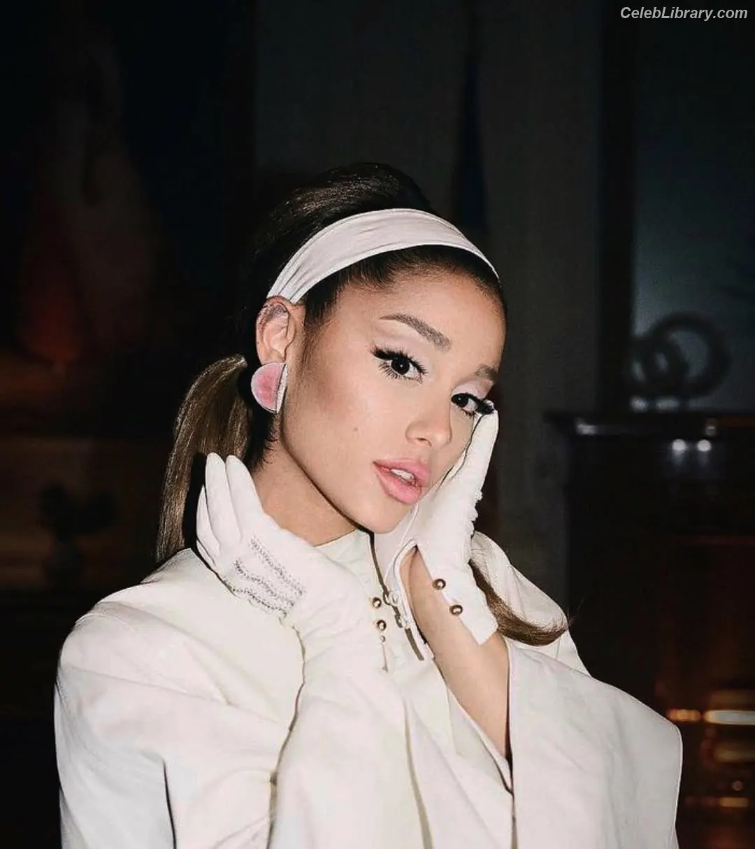 Ariana Grande photo 2 of 3117