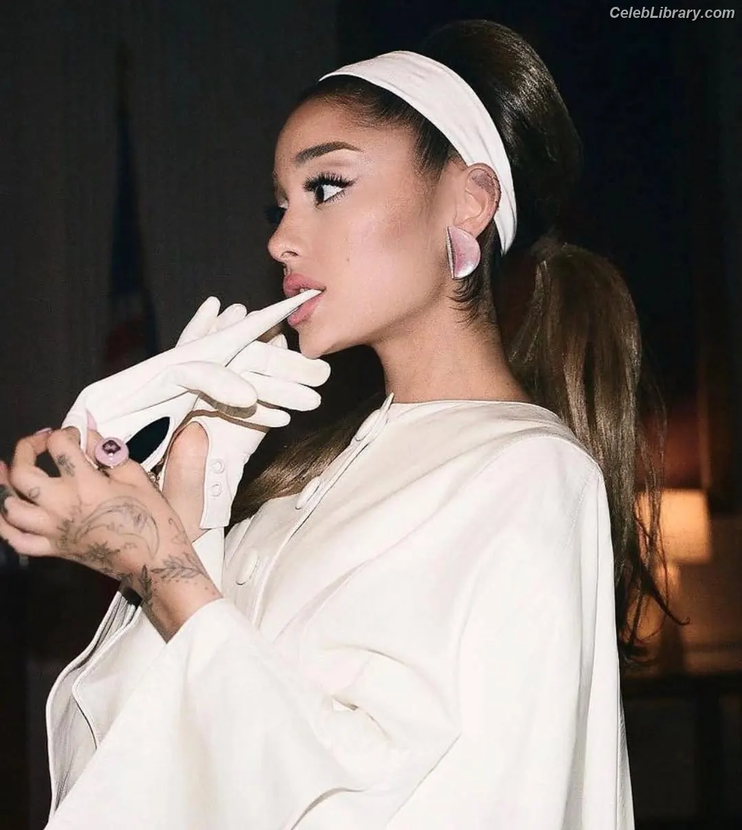 Ariana Grande photo 4 of 3117