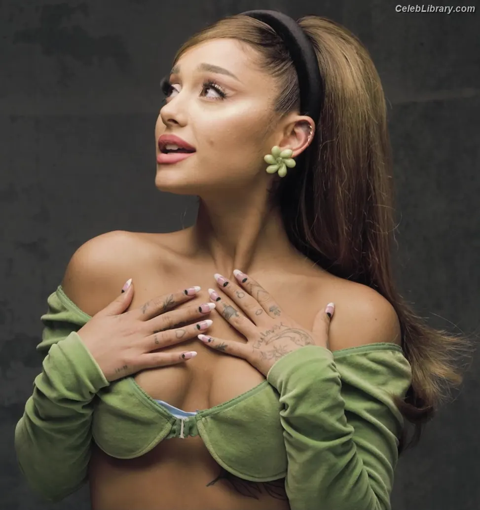 Ariana Grande photo 12 of 3117