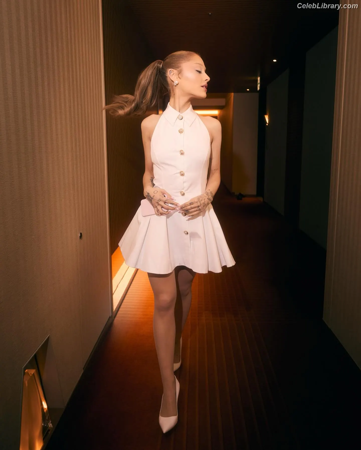 Ariana Grande photo 4 of 3117