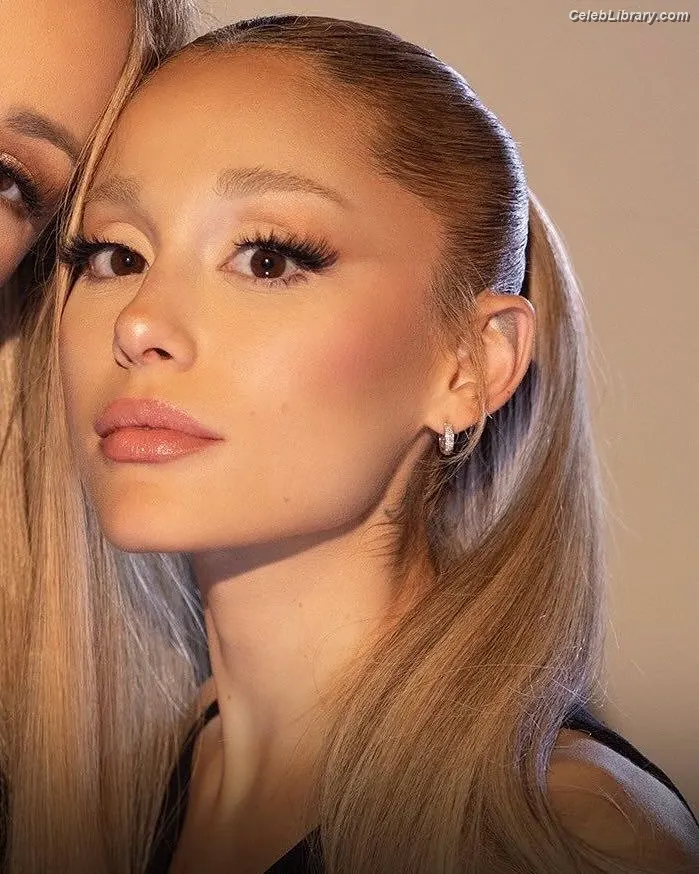 Ariana Grande photo 5 of 3117
