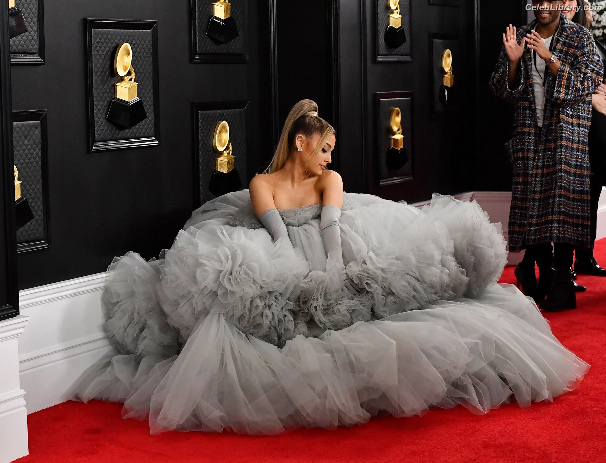 Ariana Grande photo 2 of 3117