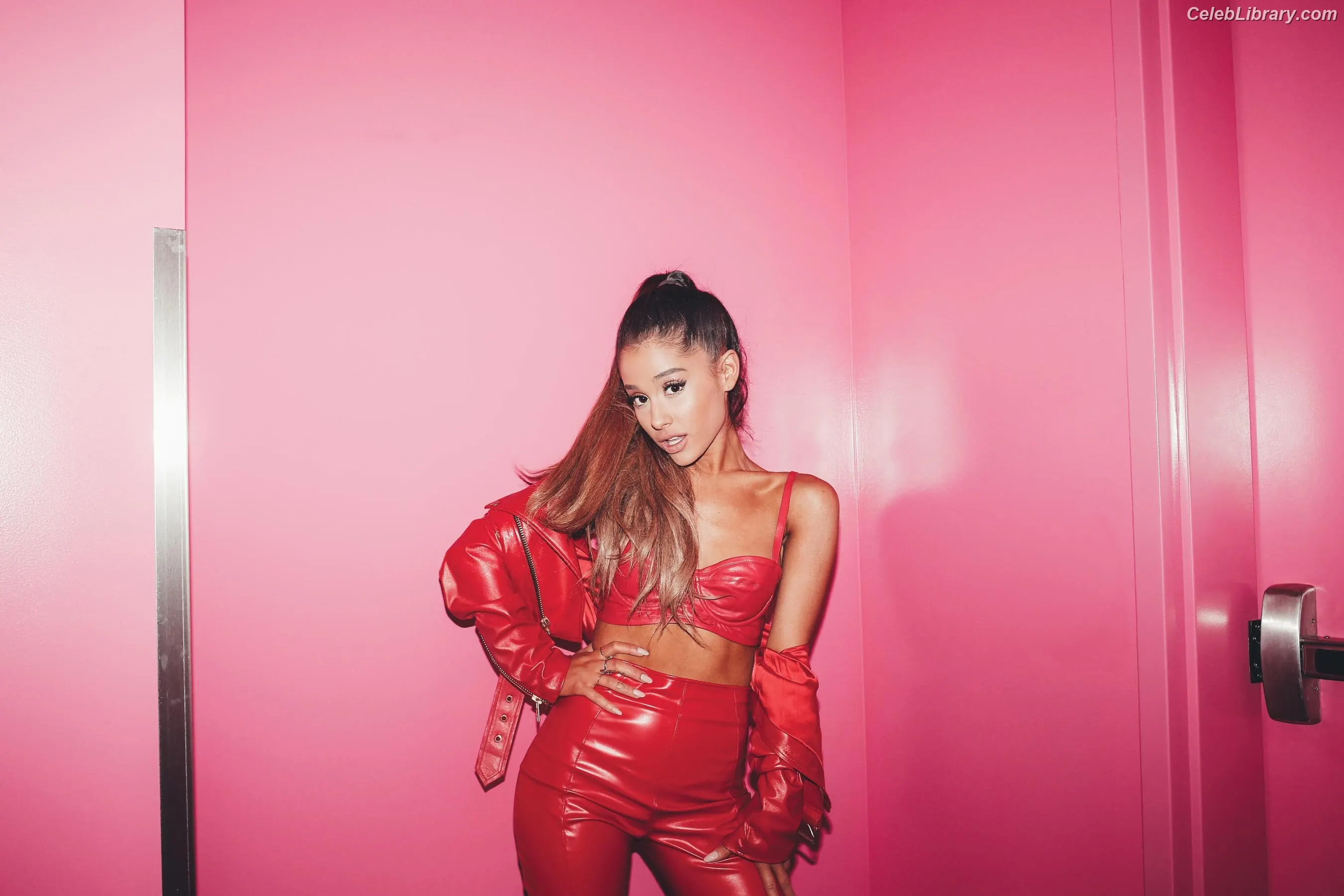 Ariana Grande photo 12 of 3117