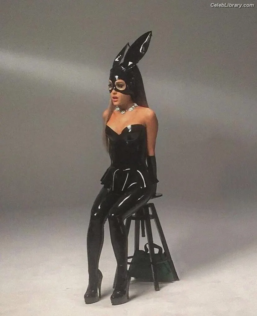 Ariana Grande photo 16 of 3117