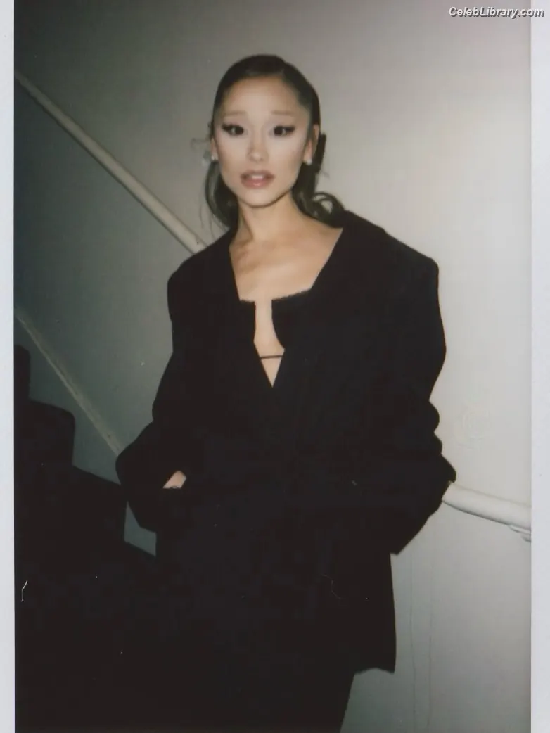 Ariana Grande photo 14 of 3117
