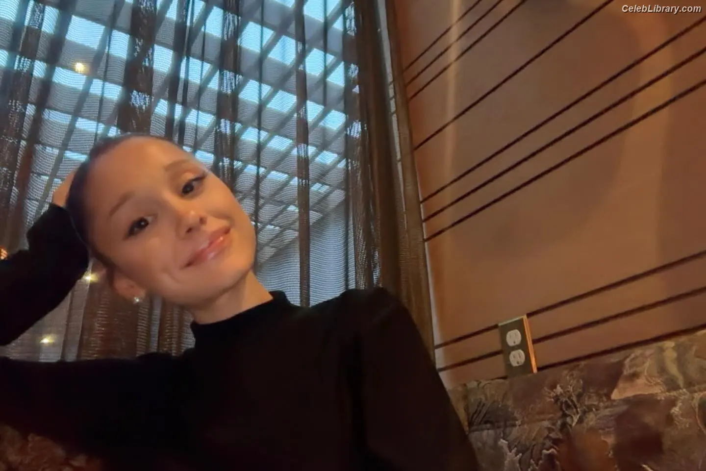 Ariana Grande photo 19 of 3117