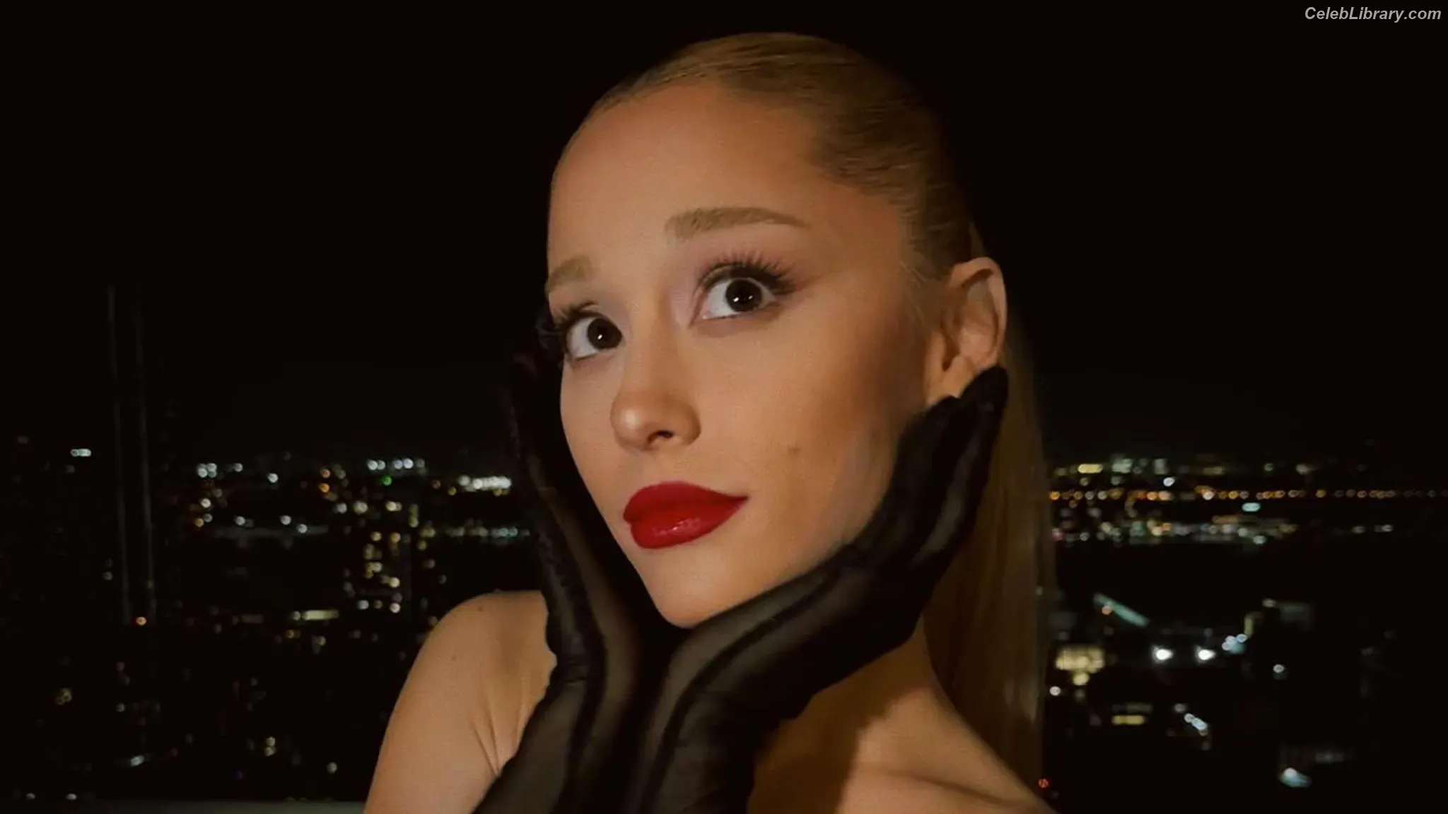 Ariana Grande photo 19 of 3117