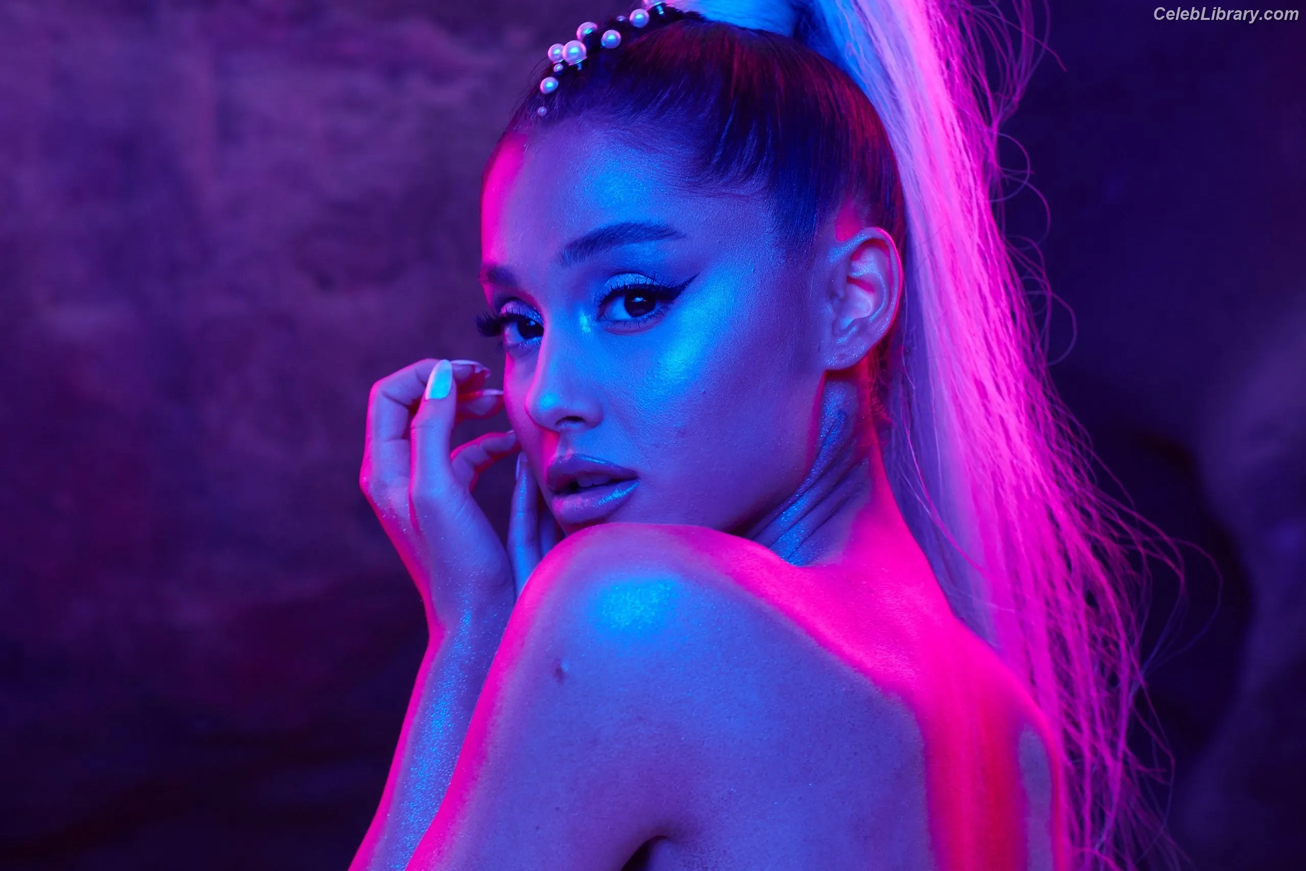 Ariana Grande photo 3 of 3117