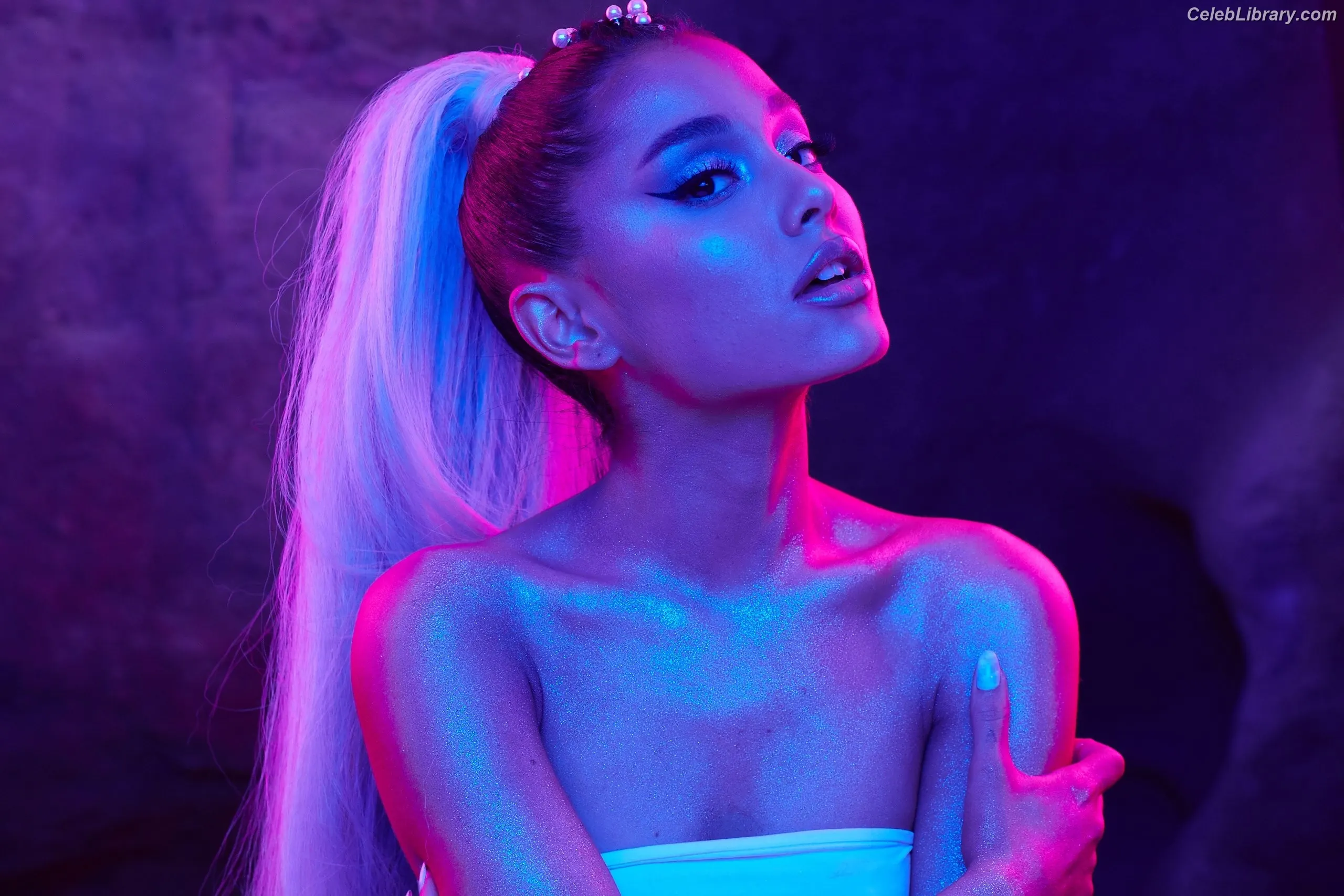 Ariana Grande photo 16 of 3117