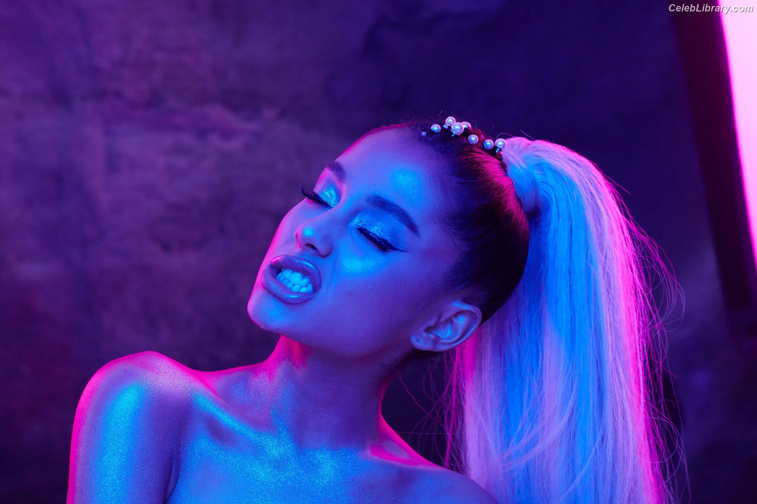 Ariana Grande photo 2 of 3117