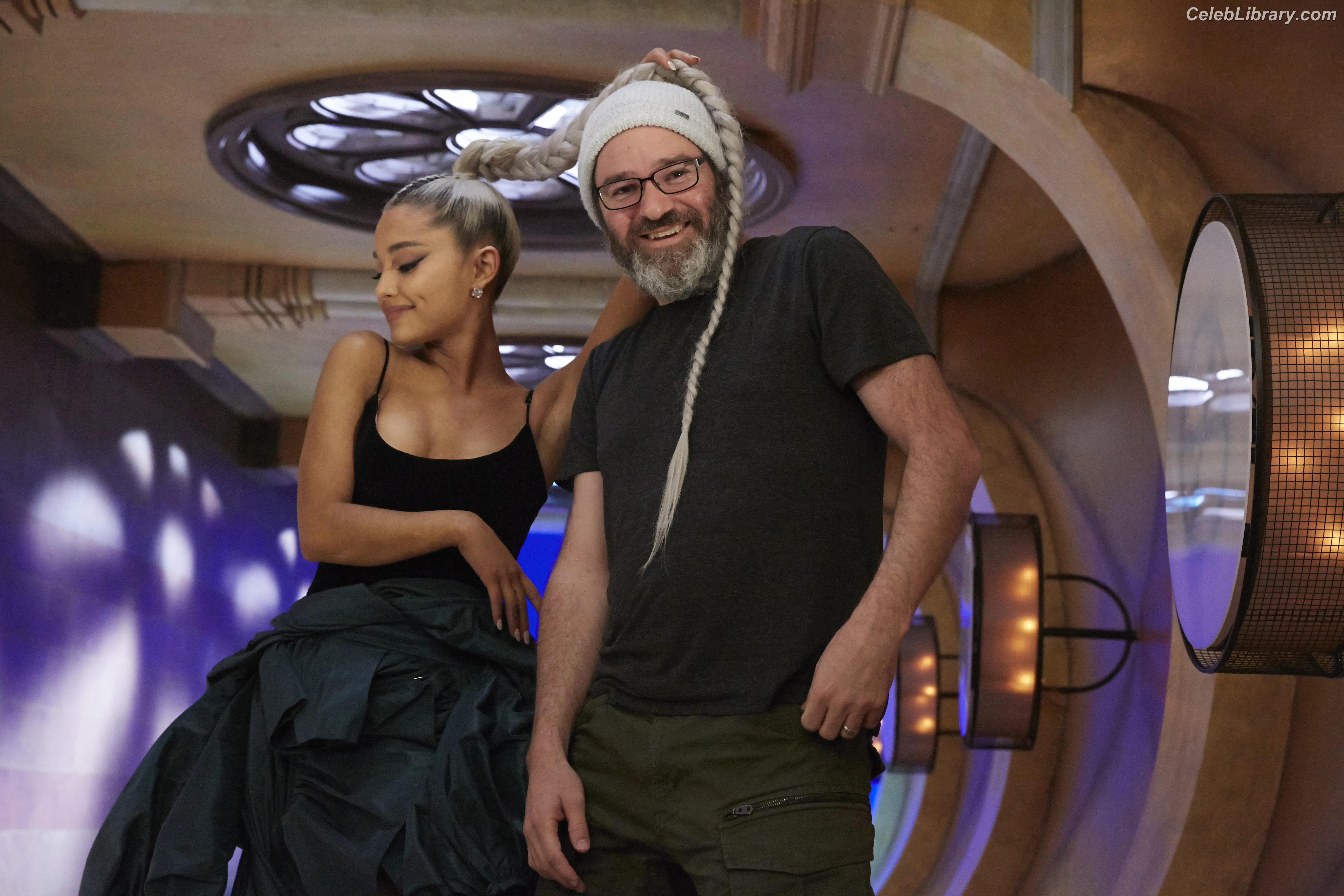 Ariana Grande photo 5 of 3117