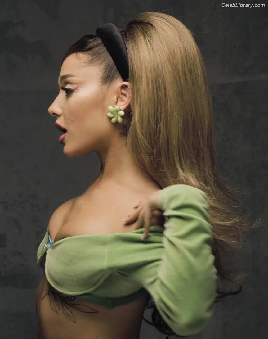 Ariana Grande photo 14 of 3117