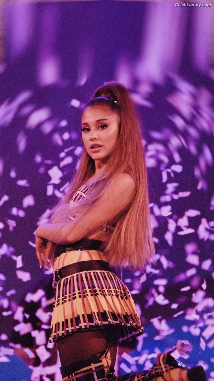 Ariana Grande photo 15 of 3117