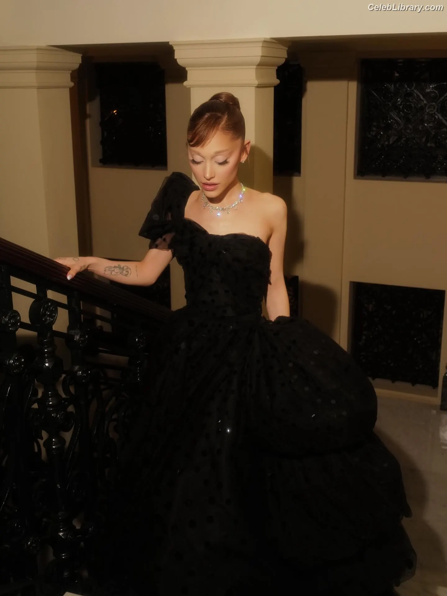 Ariana Grande photo 1 of 3117