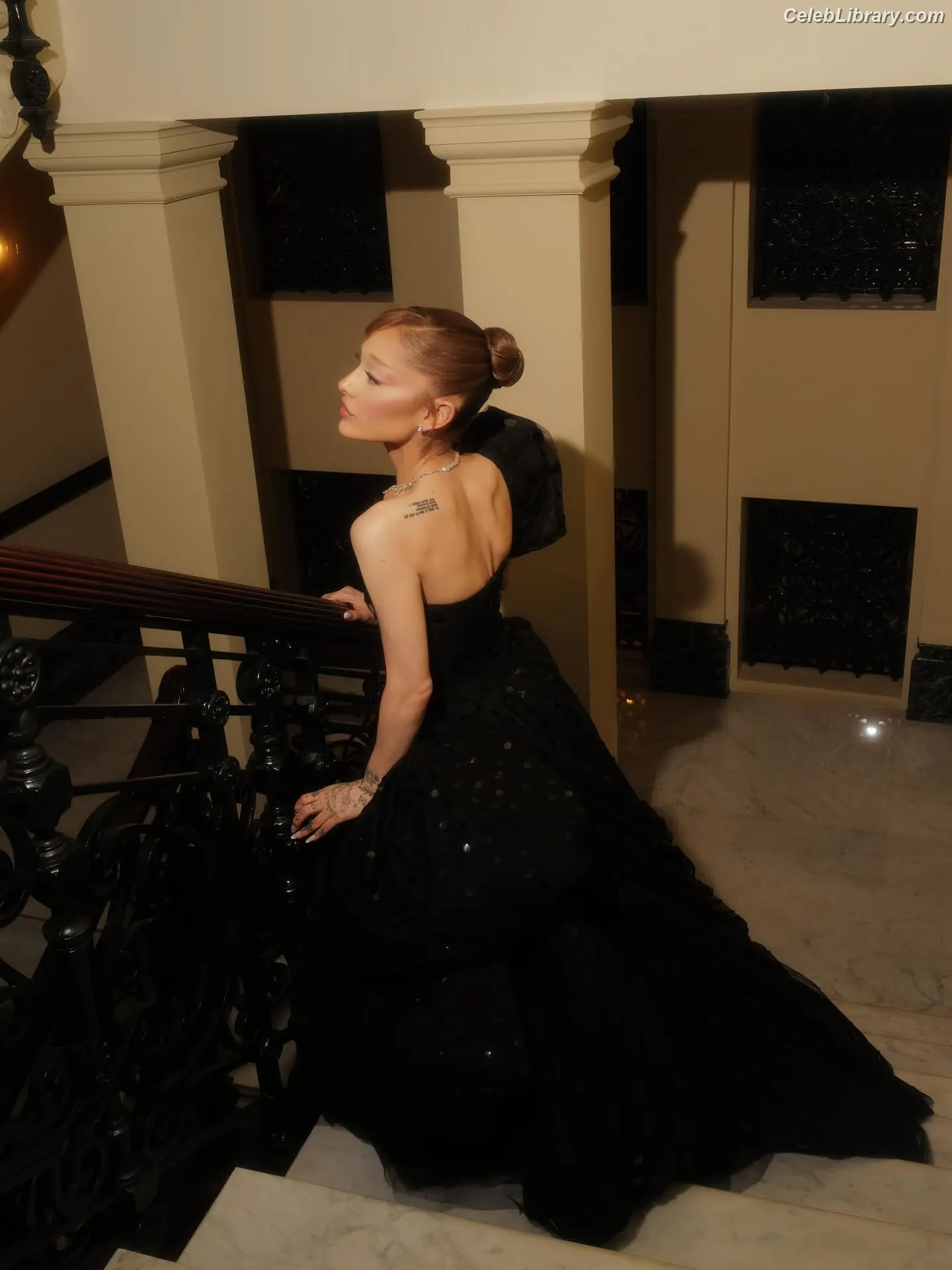Ariana Grande photo 2 of 3117