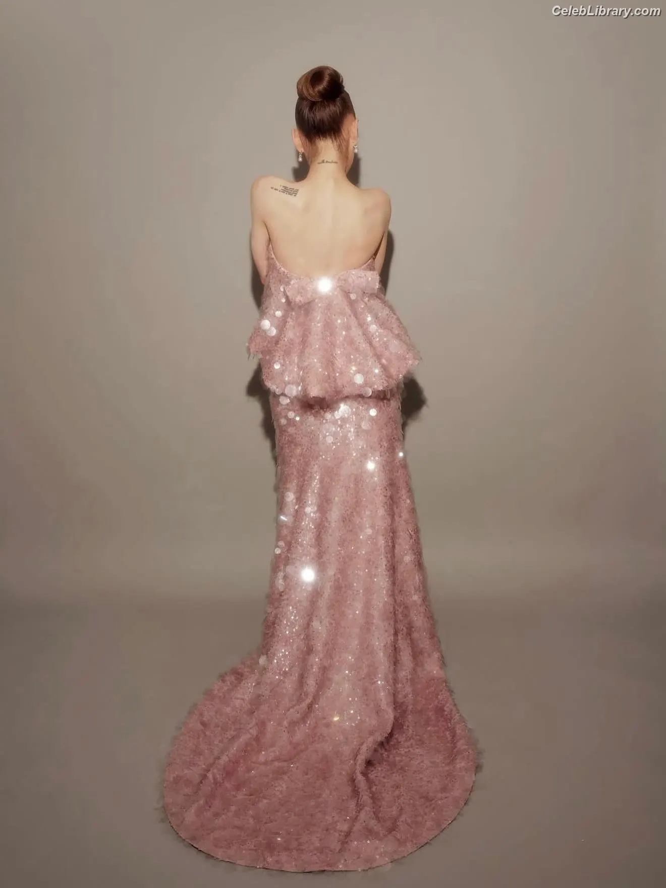 Ariana Grande photo 3 of 3117