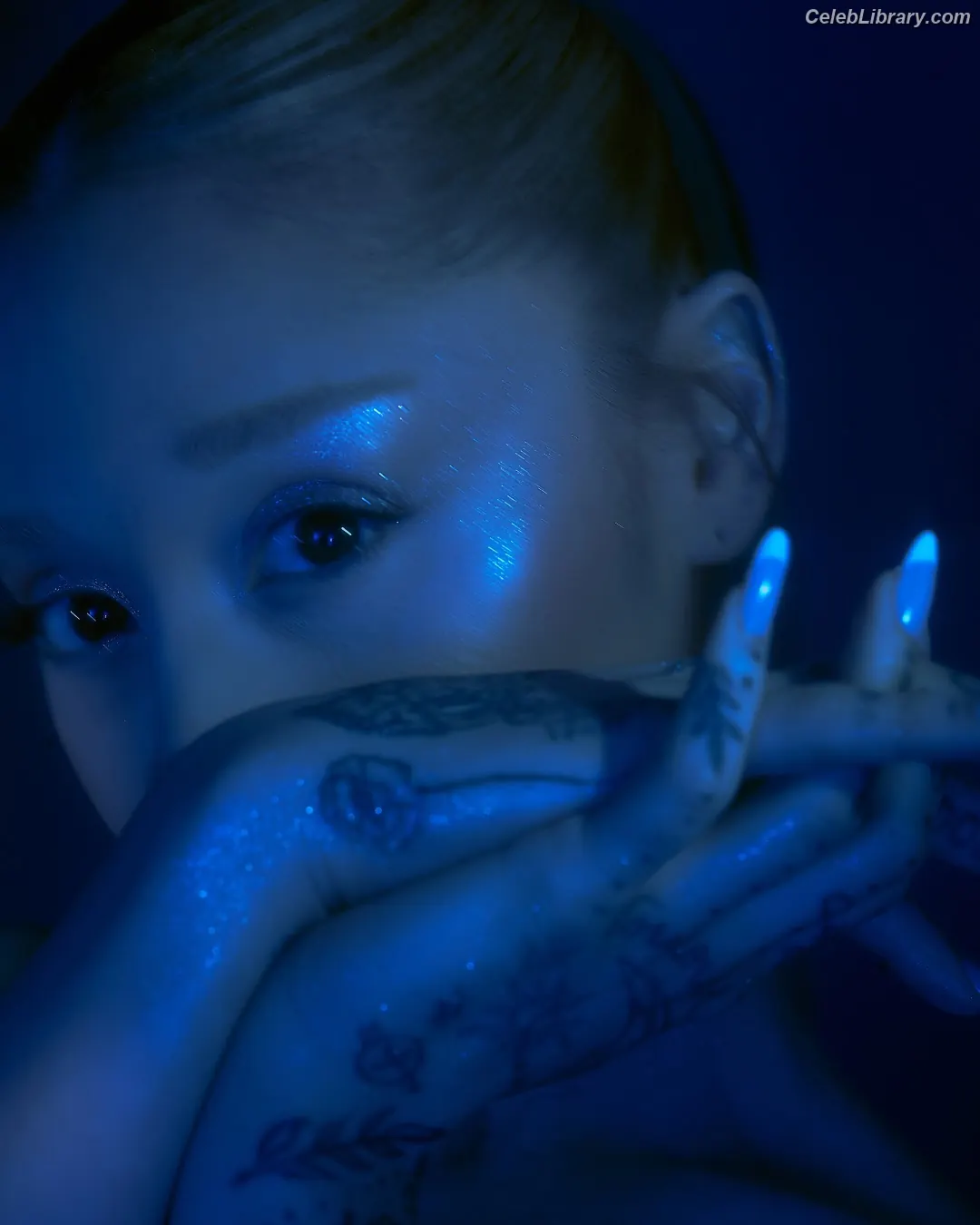 Ariana Grande photo 7 of 3117