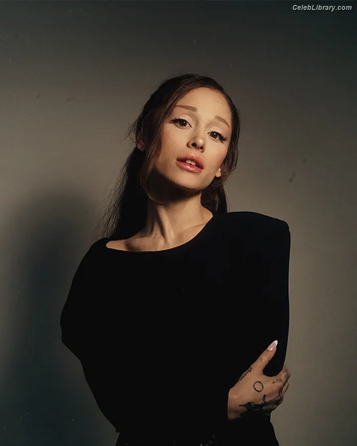 Ariana Grande photo 10 of 3117
