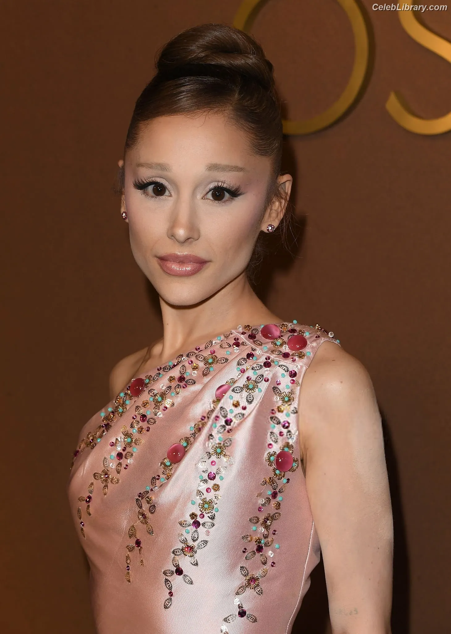 Ariana Grande photo 16 of 3117