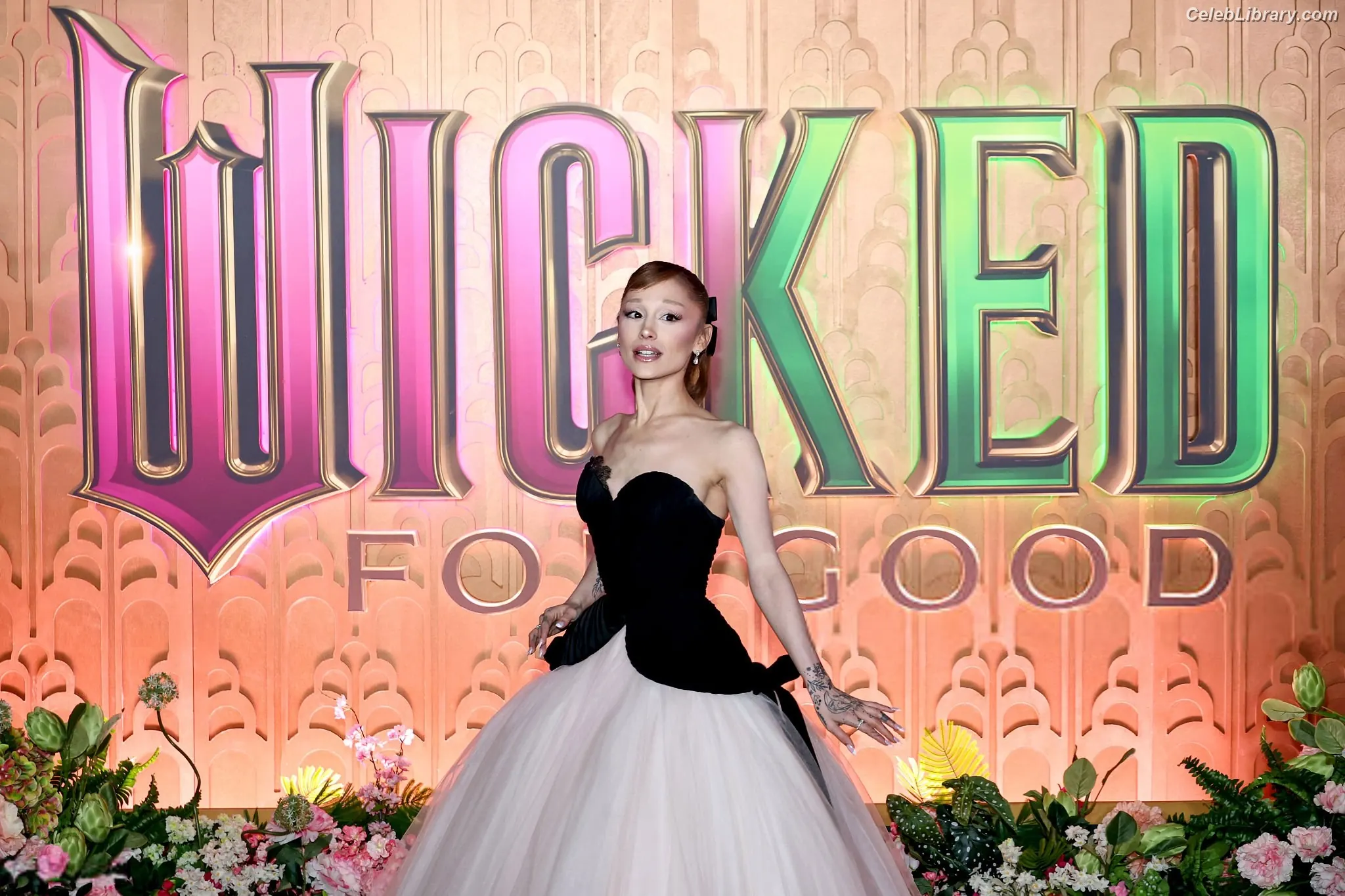 Ariana Grande photo 8 of 3117