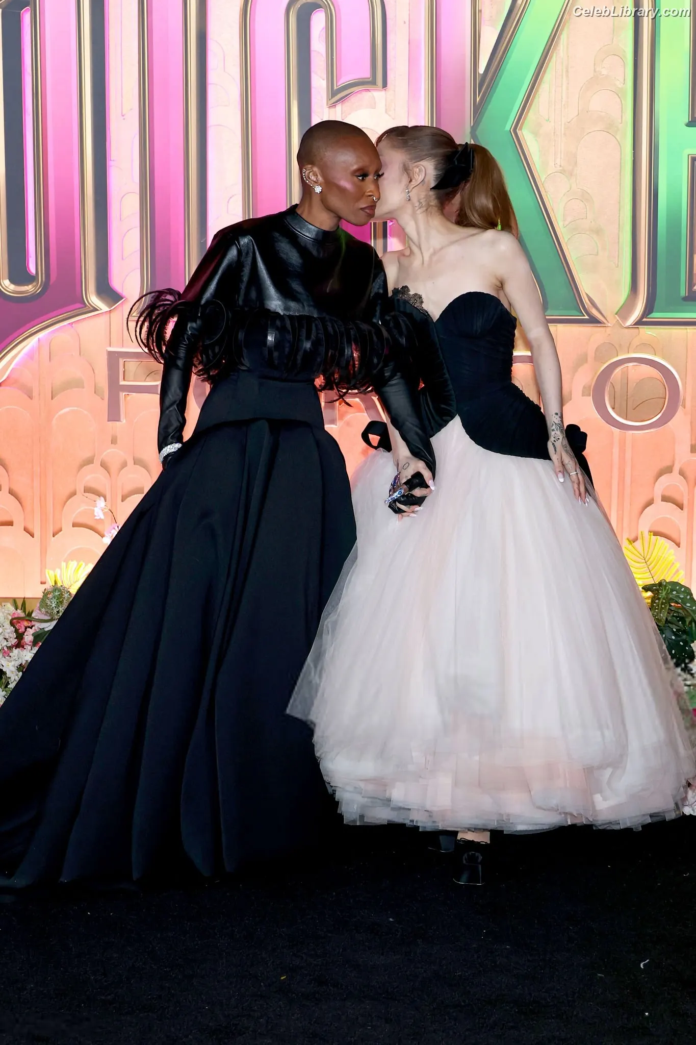 Ariana Grande photo 9 of 3117