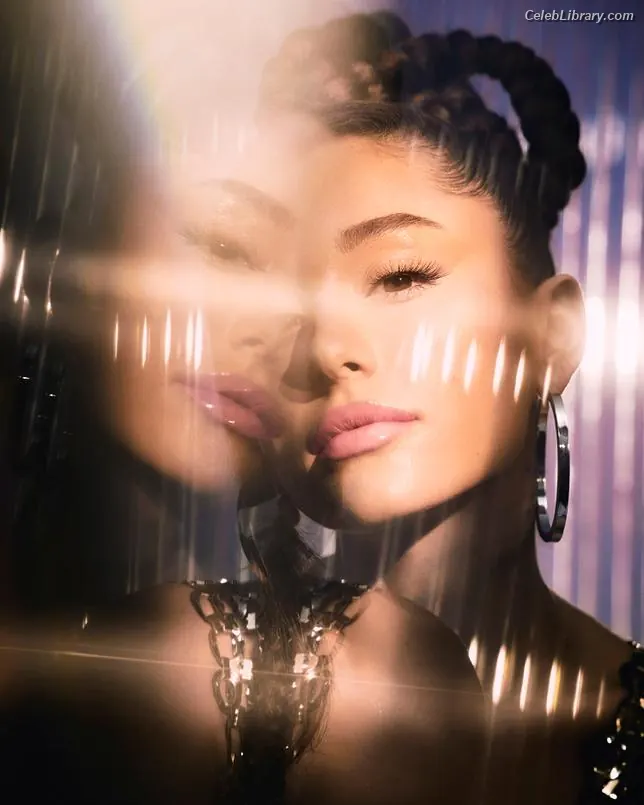Ariana Grande photo 11 of 3117