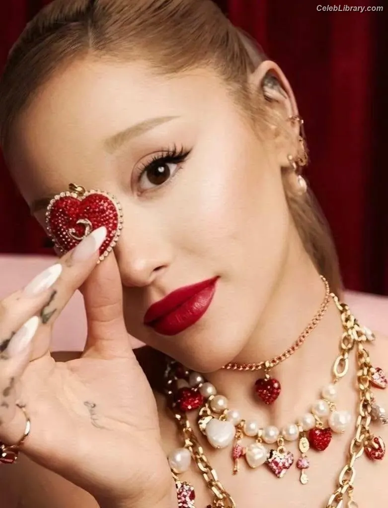 Ariana Grande photo 9 of 3117