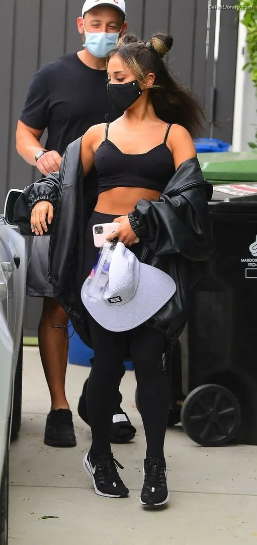 Ariana Grande photo 20 of 3117