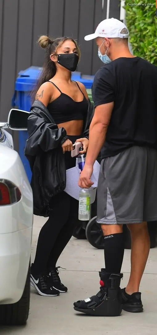 Ariana Grande photo 2 of 3117