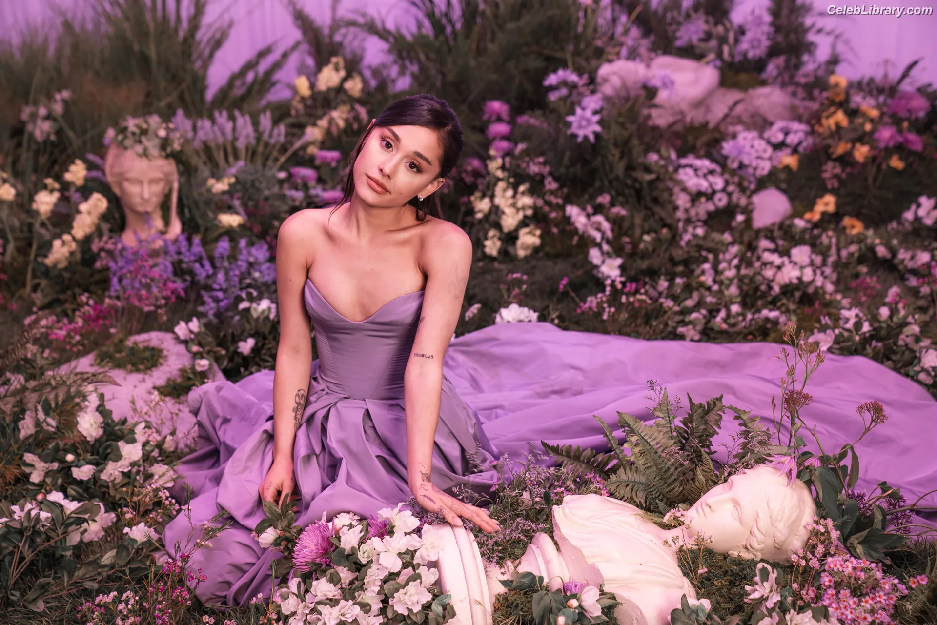 Ariana Grande photo 7 of 3117